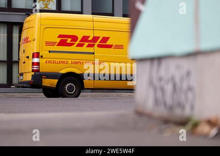 Ein transporter des Paketzustellers DHL steht à Köln. Themenbild, Symbolbild Köln, 23.01.2024 NRW Deutschland *** Une camionnette DHL garée à Cologne image thématique, image symbolique Cologne, 23 01 2024 NRW Allemagne Copyright : xChristophxHardtx Banque D'Images