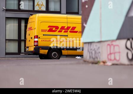 Ein transporter des Paketzustellers DHL steht à Köln. Themenbild, Symbolbild Köln, 23.01.2024 NRW Deutschland *** Une camionnette DHL garée à Cologne image thématique, image symbolique Cologne, 23 01 2024 NRW Allemagne Copyright : xChristophxHardtx Banque D'Images