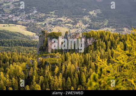 Randonnée de montagne à la cabane de montagne Croda da Lago autour du lac de montagne Lago Federa, Dolomites, site du patrimoine mondial de l'UNESCO Dolomites, Vénétie, Vénétie, Banque D'Images