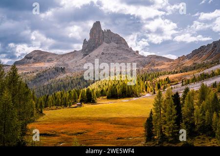 Randonnée de montagne à la cabane de montagne Croda da Lago autour du lac de montagne Lago Federa, Dolomites, site du patrimoine mondial de l'UNESCO Dolomites, Vénétie, Vénétie, Banque D'Images