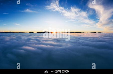 Nuages épais au-dessus des montagnes à l'aube de la vue aérienne. Banque D'Images