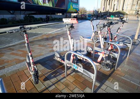 les scooters électriques voi amarrés à la location dans le centre-ville de liverpool liverpool, merseyside, angleterre, royaume-uni Banque D'Images