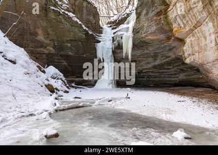 Chute d'eau gelée dans le canyon d'Ottawa par un matin d'hiver vigoureux. Starved Rock State Park, Illinois, États-Unis Banque D'Images