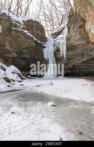 Chute d'eau gelée dans le canyon d'Ottawa par un matin d'hiver vigoureux. Starved Rock State Park, Illinois, États-Unis Banque D'Images