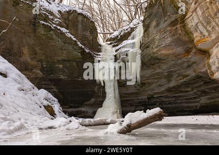 Chute d'eau gelée dans le canyon d'Ottawa par un matin d'hiver vigoureux. Starved Rock State Park, Illinois, États-Unis Banque D'Images