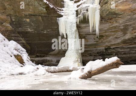 Chute d'eau gelée dans le canyon d'Ottawa par un matin d'hiver vigoureux. Starved Rock State Park, Illinois, États-Unis Banque D'Images