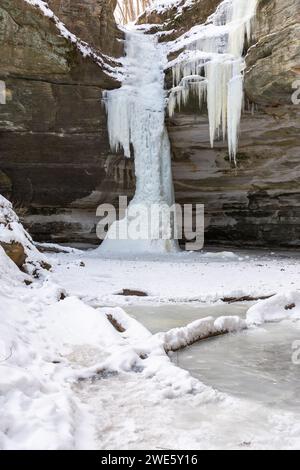 Chute d'eau gelée dans le canyon d'Ottawa par un matin d'hiver vigoureux. Starved Rock State Park, Illinois, États-Unis Banque D'Images