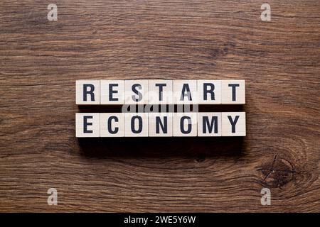 Restart Economy - concept de mot sur les blocs de construction, texte Banque D'Images