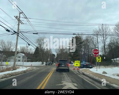 Bedford, New Hampshire, États-Unis. 23 janvier 2024. Dans le New Hampshire, ce panneau routier guide les électeurs vers le lieu de vote. (Image de crédit : © Sue Dorfman/ZUMA Press Wire) USAGE ÉDITORIAL SEULEMENT! Non destiné à UN USAGE commercial ! Banque D'Images