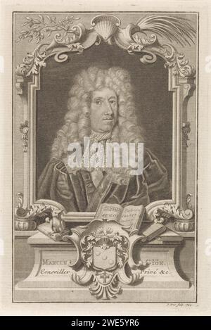 Portrait de Marcus Giöe, Pieter Yver, 1744 tirage Portrait de Marcus Giöe, ambassadeur danois en Angleterre, pris dans une liste ornementale. Livres sous le portrait et un hibou, symbole de sagesse. Au milieu de ses armoiries. Amsterdam papier gravure / livre de gravure. hiboux Banque D'Images