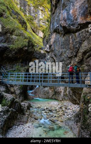 Randonnée dans la gorge, Almbach, Almbachlamm, gorge, canyon, gorge, Parc national de Berchtesgaden, Alpes de Berchtesgaden, haute-Bavière, Bavière, Allemagne Banque D'Images