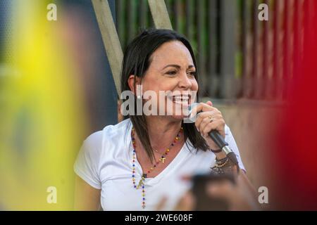 La candidate Maria Corina Machado, chef de l'opposition vénézuélienne, à la Plaza Belgica à Altamira, à Caracas, le 23 janvier 2024. Banque D'Images