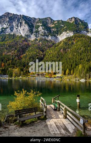 Vue sur Hintersee, sentier naturel mural sur le ruisseau / rivière Ramsauer Ache, randonnée dans la forêt magique sur Hintersee dans le village d'alpinisme de Ramsa Banque D'Images