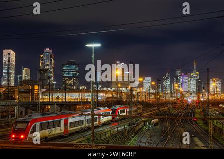 Hauptbahnhof Frankfurt - GDL Streik vom 24. bis 29. Janvier 2024 Eine Regionalbahn fährt auf den Frankfurter Hauptbahnhof zu. Die Gewerkschaft Deutscher Lokomotivführer GDL Hat einen flächendeckenden Streik im Personenverkehr von Mittwoch, 24. Januar, 2 Uhr bis Montag, 29. Januar, 18 Uhr angekündigt. Die Arbeitsniederlegung BEI DB Cargo beginnt bereits am 23. Januar, ab 18 Uhr. Der erneute Streik wird sich wieder massiv auf den gesamten deutschen Bahnbetrieb auswirken. Frankfurt am main Hauptbahnhof Hessen Deutschland *** Frankfurt Central Station GDL grève du 24 au 29 janvier 2024 Une région Banque D'Images