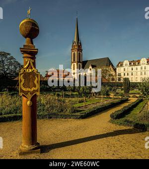 Cadran solaire dans le Prinz-Georg-Garten, à l'arrière-plan le Prinz-Georg-Palais et l'église de Saint Elisabeth, Darmstadt, Hesse, Allemagne Banque D'Images