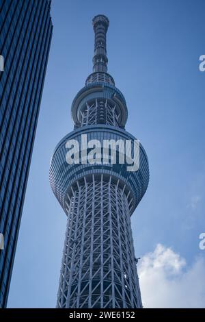 Grand bâtiment contre le ciel bleu de Tokyo au Japon Banque D'Images