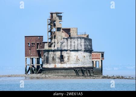 KENT, Royaume-Uni - 22 MAI 2010 : batterie abandonnée de la tour de grain dans la rivière Medway Banque D'Images