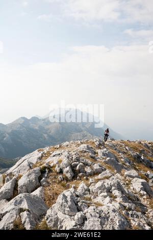 Biker riding bike sur le mont Sveti Jure en Dalmatie, Croatie Banque D'Images