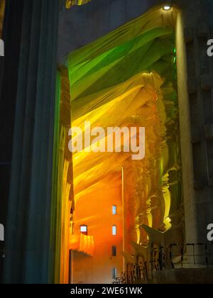 Couleurs arc-en-ciel effet de la lumière passant à travers les fenêtres de la basilique de la Sagrada Familia Banque D'Images