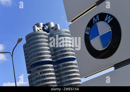 Abgas-manipulation Bericht : Kraftfahrtbundesamt leitet Verfahren gegen BMW ein Blick auf die BMW Konzernzentrale in Muenchen mit logo,Schriftzug, Hochhaus,Sitz,Hauptsitz,Gebaeude. Bilanz Pressekonferenz BMW Group Am 20.03.2019, Autobauer, Auto, Autos, automobile, Hersteller, Autoindustrie, Premiummarke. Sven Simon Fotoagentur GmbH & Co. Pressefoto KG Prinzess-Luise-Str. 41 45479 M u e l h e i m / R u h r Tél. 0208/9413250 Fax. 0208/9413260 GLS Bank BLZ 430 609 67 KTO. 4030 025 100 IBAN DE75 4306 0967 4030 0251 00 BIC GENODEM1GLS www.svensimon.net *** Rapport de manipulation des gaz d'échappement Federal Motor Tra Banque D'Images