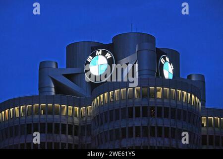 Abgas-manipulation Bericht : Kraftfahrtbundesamt leitet Verfahren gegen BMW ein. Randmotiv Feature-BMW logo an der BMW Konzernzentrale am Abend,beleuchtet,Abendhimmel,Dunkelheit, Hochhaus,Doppelkegel, Unternehmenszentrale,BMW Museum,Gebaeude.Zentrale,Aussenaufnhame,Gebaeude,Hochhaus, Autobauer,Auto,Autobauer,Mare industrie,automobile. Sven Simon Fotoagentur GmbH & Co. Pressefoto KG Prinzess-Luise-Str. 41 45479 M u e l h e i m / R u h r Tél. 0208/9413250 Fax. 0208/9413260 GLS Bank BLZ 430 609 67 KTO. 4030 025 100 IBAN DE75 4306 0967 4030 0251 00 BIC GENODEM1GLS www.svensimon.n Banque D'Images