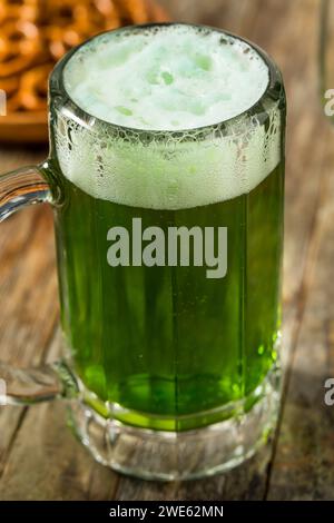 Bière verte rafraîchissante de Saint Patrick dans un mug Banque D'Images