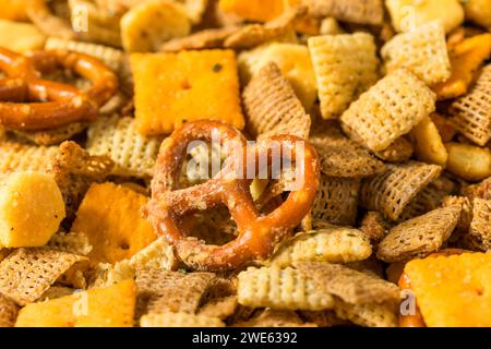 Snack Mix Cracker aromatisé maison avec bretzels et céréales Banque D'Images