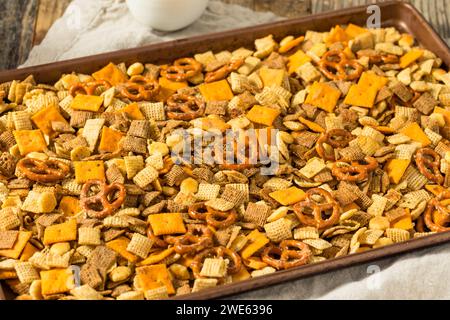 Snack Mix Cracker aromatisé maison avec bretzels et céréales Banque D'Images