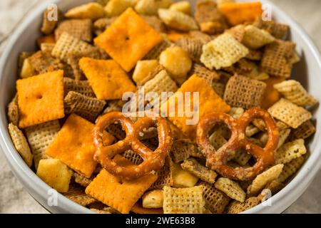 Snack Mix Cracker aromatisé maison avec bretzels et céréales Banque D'Images