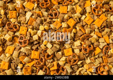 Snack Mix Cracker aromatisé maison avec bretzels et céréales Banque D'Images