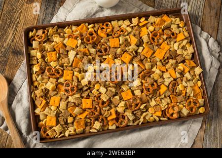 Snack Mix Cracker aromatisé maison avec bretzels et céréales Banque D'Images