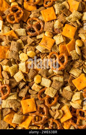 Snack Mix Cracker aromatisé maison avec bretzels et céréales Banque D'Images