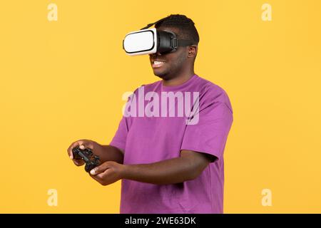 Gars afro-américain expérimentant la réalité virtuelle portant casque VR, studio Banque D'Images