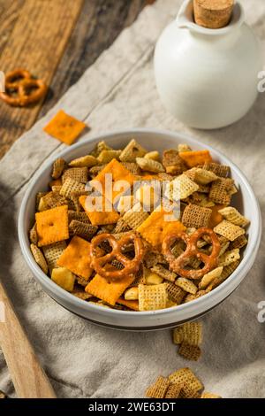 Snack Mix Cracker aromatisé maison avec bretzels et céréales Banque D'Images