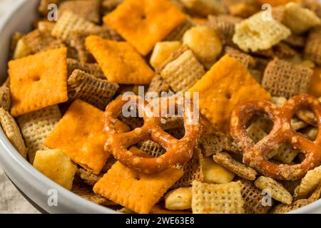 Snack Mix Cracker aromatisé maison avec bretzels et céréales Banque D'Images