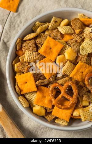 Snack Mix Cracker aromatisé maison avec bretzels et céréales Banque D'Images