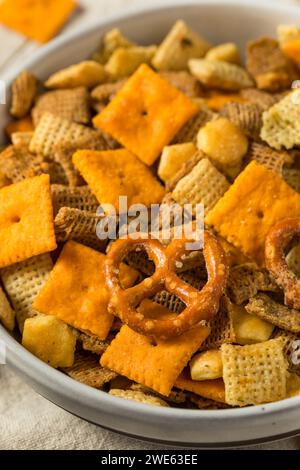Snack Mix Cracker aromatisé maison avec bretzels et céréales Banque D'Images