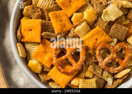 Snack Mix Cracker aromatisé maison avec bretzels et céréales Banque D'Images