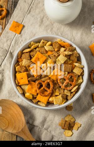 Snack Mix Cracker aromatisé maison avec bretzels et céréales Banque D'Images