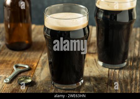 Boozy Dark Irish Stout Beer dans un verre à pinte Banque D'Images