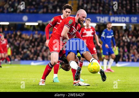 Raheem Sterling de Chelsea semble être repris par Matthew Clarke de Middlesbrough lors du match de demi-finale de la coupe Carabao au Stamford Stadium, Londres. Date de la photo : mardi 23 janvier 2024. Banque D'Images