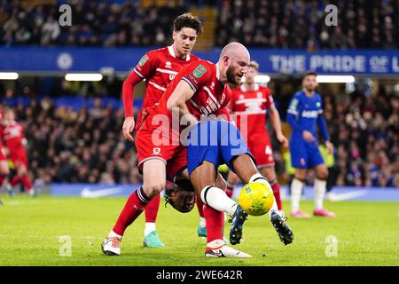 Raheem Sterling de Chelsea semble être repris par Matthew Clarke de Middlesbrough lors du match de demi-finale de la coupe Carabao au Stamford Stadium, Londres. Date de la photo : mardi 23 janvier 2024. Banque D'Images