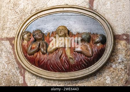 A Ponte Ulla, Espagne. Pierre sculptée représentant les âmes dans le purgatoire à l'intérieur de l'église paroissiale de Santa Maria Magdalena Banque D'Images