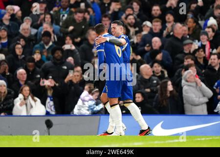 Enzo Fernandez (à droite) de Chelsea célèbre avoir marqué le deuxième but de leur équipe avec son coéquipier Thiago Silva lors du match de demi-finale de la coupe Carabao au Stamford Stadium, Londres. Date de la photo : mardi 23 janvier 2024. Banque D'Images