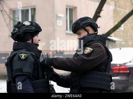 Kiev, Ukraine. 23 janvier 2024. KIEV, UKRAINE - 23 JANVIER 2024 - les démineurs se préparent à faire face aux conséquences de l'attaque de missiles russes dans le district de Sviatoshynskyi, à Kiev, capitale de l'Ukraine. Crédit : UKRINFORM/Alamy Live News Banque D'Images