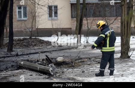 Kiev, Ukraine. 23 janvier 2024. KIEV, UKRAINE - 23 JANVIER 2024 - Un sauveteur pointe le sol dans le district de Sviatoshynskyi après l'attaque de missiles russes le mardi matin 23 janvier à Kiev, capitale de l'Ukraine. Crédit : UKRINFORM/Alamy Live News Banque D'Images