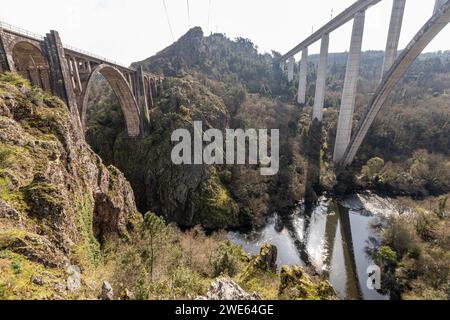 A Ponte Ulla, Espagne. Les deux viaducs sur la rivière Ulla, vus du point de vue appelé Miradoiro de Gundian Banque D'Images