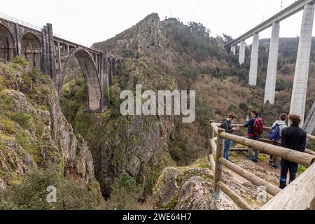 A Ponte Ulla, Espagne. Les deux viaducs sur la rivière Ulla, vus du point de vue appelé Miradoiro de Gundian Banque D'Images