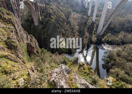 A Ponte Ulla, Espagne. Les deux viaducs sur la rivière Ulla, vus du point de vue appelé Miradoiro de Gundian Banque D'Images