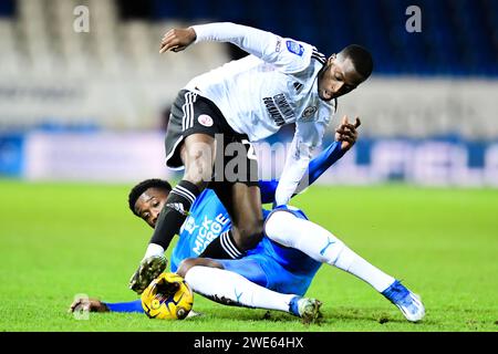 Emmanuel Fernandez (20 Peterborough United) et Ade Adeyemo (22 Crawley Town) ont défié pour le ballon lors du match du trophée EFL entre Peterborough et Crawley Town à London Road, Peterborough, le mercredi 23 janvier 2024. (Photo : Kevin Hodgson | MI News) crédit : MI News & Sport / Alamy Live News Banque D'Images